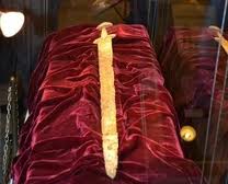 Рыбак вытащил из Днепра меч, который мог принадлежать князю Святославу