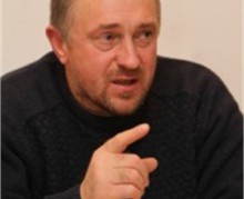 В Красноармейске участились случаи отравления детей медикаментами и средствами бытовой химии. За последние 11 месяцев на больничной койке с таким диагнозом побывали уже 25 человек.   Как отметила Ольга Воробьева, чаще всего отравления детей случаются из-за недосмотра родителей. Несколько минут без внимания - и малыш может оказаться именно в том месте, где находятся опасные вещества. О том, что ребенок отравился таблетками, родители узнают не сразу, а только после того, как лекарство всосутся в кровь и появятся симптомы отравления. Если чем-то другим - есть шанс распознать скорее.   О подобных случаях могут рассказать почти в каждой семье. Поэтому обычно родители стараются следить за своими чадами и убирать опасные вещества от них как можно дальше. Не лишними в таких случаях являются и разъяснительные беседы. Ведь именно родители должны рассказать детям, какую опасность могут нести безобидные, на первый взгляд, таблетки, баночки с неизвестным веществами и т.д.    Среди несчастных случаев, при которых необходима экстренная медицинская помощь - очень часто встречаются отравления.Если упустить время, неверно поставить диагноз или не распознать чем именно вызвано отравление - можно получить тяжелые последствия для здоровья »я, а иногда и потерять жизнь. Если говорить о детях, то здесь медики утверждают - летом и осенью большинство отравлений - через продукты питания.А вот зимой, когда ребенок больше времени находится дома - преобладают отравления медикаментами и химическими средствами.     В Красноармейске участились случаи отравления детей. За 11 месяцев текущего года на больничной койке уже побывало 25 ребятишек. А это - в разы больше, чем в прошлые годы.    Воробьева -        Опрос людей    Понятно, что очень трудно уследить за такими подвижными, активными и быстрыми ребятишками. Случиться может всякое.Поэтому родителям необходимо знать несколько простых вещей, чтобы оказать первую медицинскую помощь.    Воробьева    Вместе с тем, медики рекомендуют, в подобных случаях обязанность »обязательно вызвать карету скорой медицинской помощи и немедленно обращаться к врачу.       