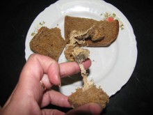 Жительница Донецкой области купила хлеб с тряпкой внутри