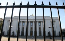 Вокруг Верховной Рады опять установили забор