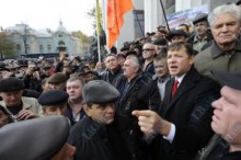 Афганцы во главе с Ляшко взяли штурмом донецкий Пенсионный фонд.  Фото Макса Левина