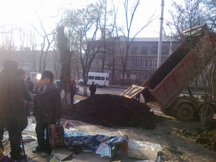 В Донецке на месте палаток чернобыльцев срочно сажают елки