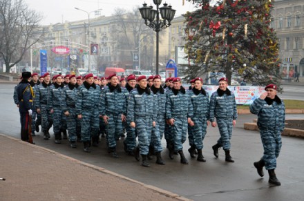 Донецкие милиционеры тренируют торжественный марш (ФОТО)