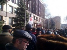 В Донецке под стенами ПФУ продолжается пикет "чернобыльцев"