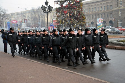 Донецкие милиционеры тренируют торжественный марш (ФОТО)