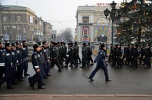 Донецкие милиционеры тренируют торжественный марш (ФОТО)