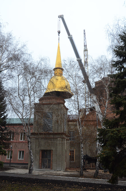 Укрстрой. Установка купола на храме