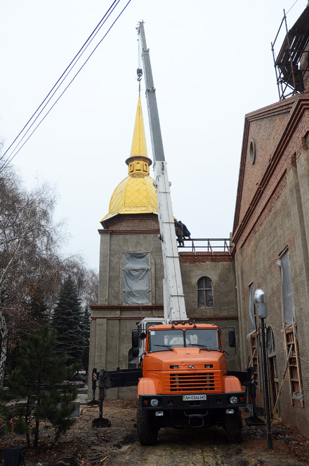 Укрстрой. Установка купола на храме