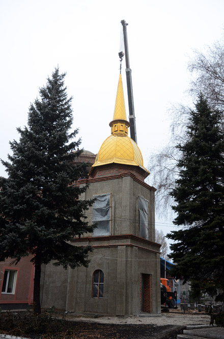 Укрстрой. Установка купола на храме