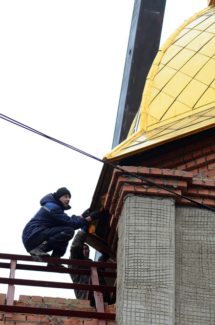 Укрстрой. Установка купола на храме