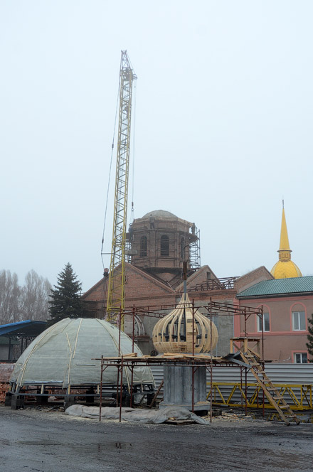 Укрстрой. Установка купола на храме