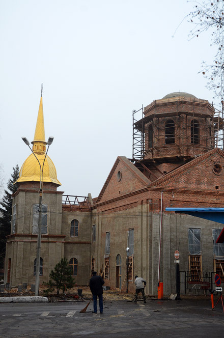 Укрстрой. Установка купола на храме