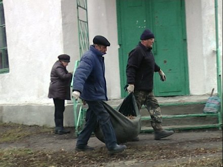Жители Шевченко вышли на субботник (ФОТО)