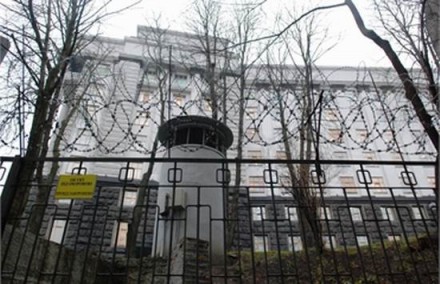 Кабмин от людей уже отгородили колючей проволокой