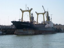 В Мариуполе экипаж, отработав контракт, отказывается покидать судно из-за долгов по зарплате в 100 тыс. долл.
