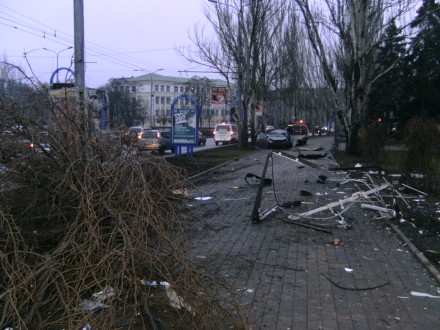 В центре Донецка водитель снес рекламный щит. Есть жертвы