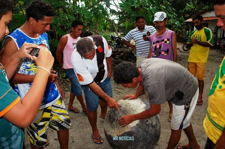 Таинственный металлический шар свалился с неба в Бразилии