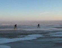 По льду замерзшего Азовского моря катаются велосипедисты
