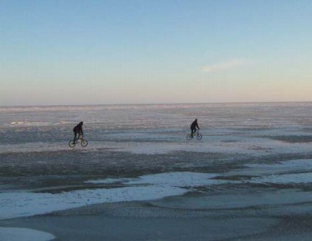 По льду замерзшего Азовского моря катаются велосипедисты