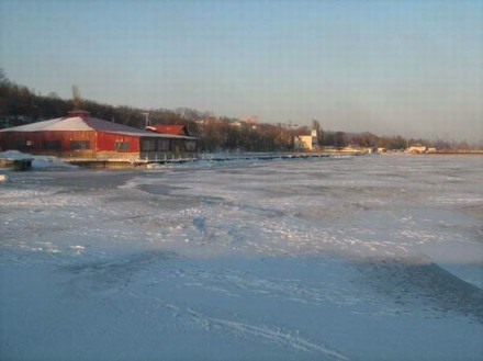 По льду замерзшего Азовского моря катаются велосипедисты