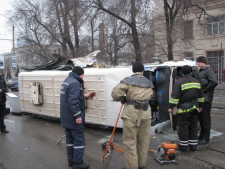 В Запорожье маршрутка столкнулась с грузовиком. Есть жертвы