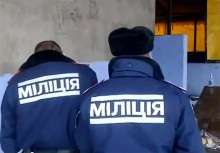 На Донетчине среди бела дня сняли на видео пьяных в стельку милиционеров