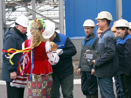 Обогатительная фабрика «Свято-Варваринская»: есть пятнадцать миллионов тонн! Работников технологической смены №4, обогатившей 15-миллионную тонну угля, встречали торжественно: караваем и цветами