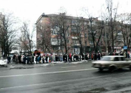 Киевляне выстроились в очереди за чаем под выборы