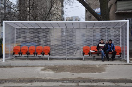 В Донецке появилась остановка в виде футбольных ворот