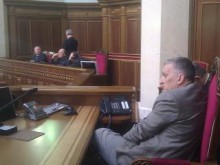 Оппозиция продолжает блокировать трибуну парламента и президиум