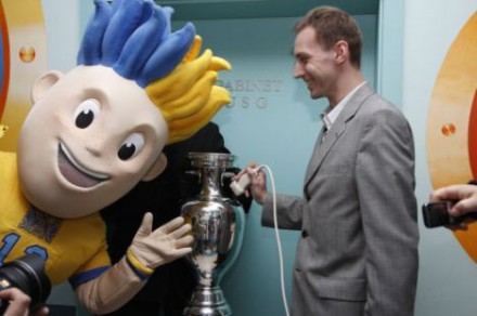 Главный трофей Евро-2012 начал шествие по городам Украины