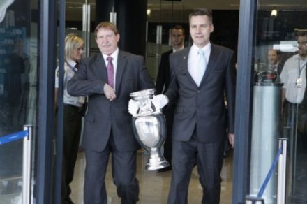 Главный трофей Евро-2012 начал шествие по городам Украины