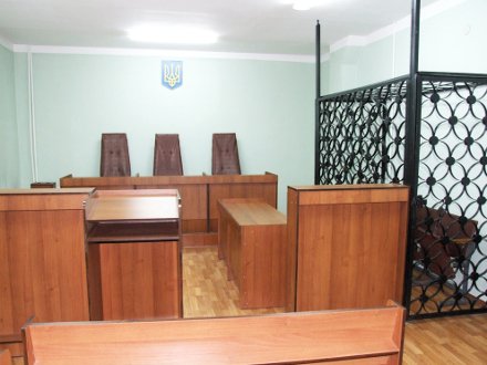 Унизительную клетку в зале суда заменят политкорректным сооружением из стекла или оргстекла