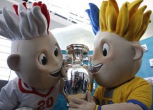 Главный трофей Евро-2012 начал шествие по городам Украины