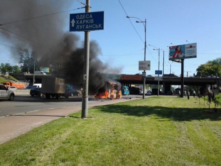В Киеве взорвалась и горит маршрутка