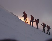 Шахтеры из Донбасса подняли мяч на вершину Эвереста