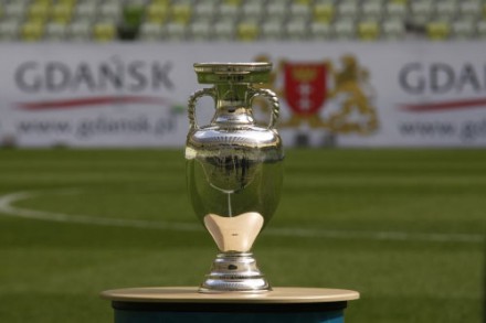 Главный трофей Евро-2012 начал шествие по городам Украины