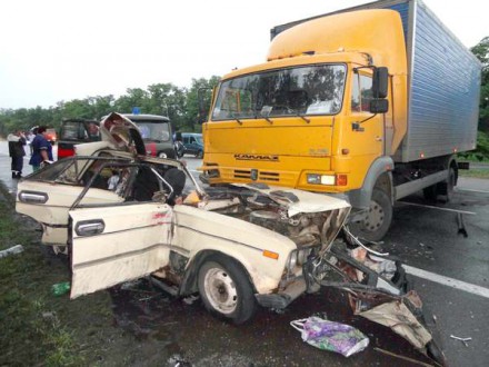 В Донецкой области КАМАЗ раздавил "шестерку" с пассажирами (ФОТО) В Донецкой области КАМАЗ раздавил "шестерку" с пассажирами (ФОТО)