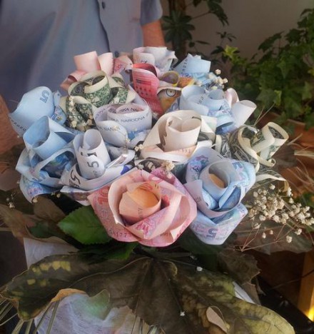 В кабинете декана одного из украинских вузов нашли икебану из денег (ФОТО) В кабинете декана одного из украинских вузов нашли икебану из денег (ФОТО)