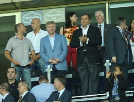 Абрамович с Ахметовым встретились на футболе