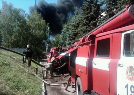 На Донетчине горит завод