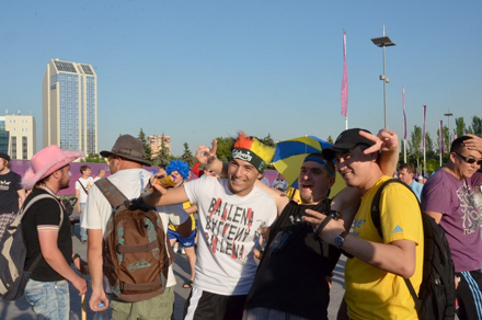 Евро-2012. Донецк. Фанаты в ожидании матча Англия-Франция Евро-2012. Донецк. Фанаты в ожидании матча Англия-Франция
