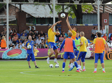 Сборная Украины провела открытую тренировку перед матчем с Англией Сборная Украины провела открытую тренировку перед матчем с Англией