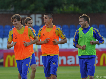 Сборная Украины провела открытую тренировку перед матчем с Англией Сборная Украины провела открытую тренировку перед матчем с Англией