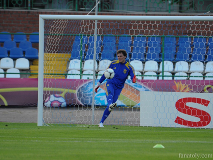 Сборная Украины провела открытую тренировку перед матчем с Англией Сборная Украины провела открытую тренировку перед матчем с Англией