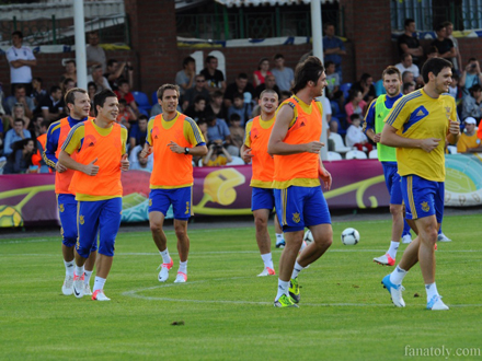 Сборная Украины провела открытую тренировку перед матчем с Англией Сборная Украины провела открытую тренировку перед матчем с Англией