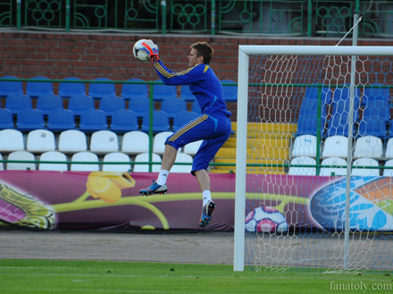 Сборная Украины провела открытую тренировку перед матчем с Англией Сборная Украины провела открытую тренировку перед матчем с Англией
