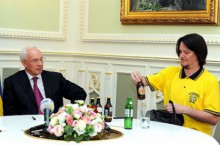 Азаров пил выигранное пиво со шведским болельщиком