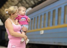 Проводники поездов высаживают из вагонов родителей с детьми без свидетельства о рождении
