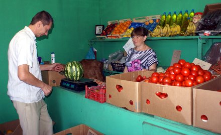 Хозяева мелких магазинчиков работают без праздников и выходных и дорожат каждым покупателем